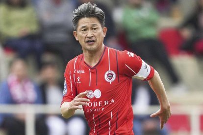El delantero japonés Kazuyoshi Miura, de 56 años, renovó por una temporada más con el Oliveirense.