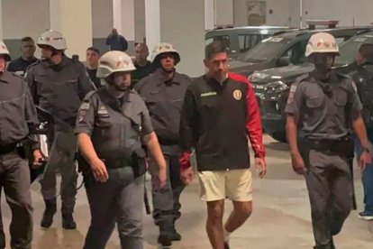 Sebastián Avellino fue escoltado por policías a su salida del estadio hacia la comisaría.