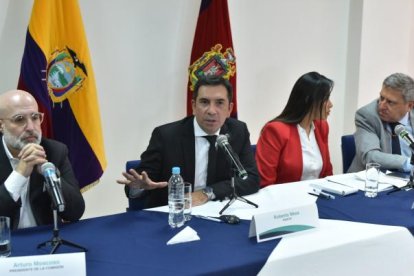 El perito argentino Roberto Meza (c).