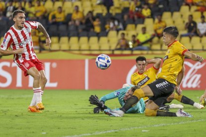 Luca Sosa (d) llegó al duelo de la Sudamericana ante Estudiantes de La Plata con tres amarillas, pero en la Copa Libertadores.