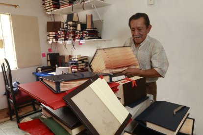 Jorge Consuegra, famoso artesano, pide a los usuarios de redes sociales ayuda para continuar vendiendo sus archivadores.