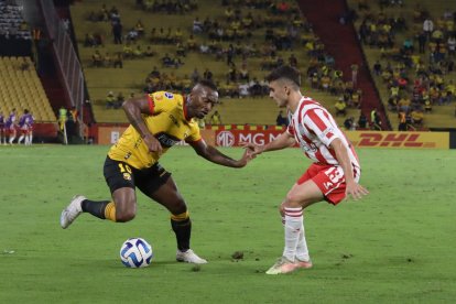 Pedro Pablo Perlaza fue titular con Barcelona, en el duelo ante Estudiantes de La Plata.