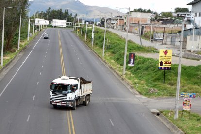 Los vehículos pesados no respetan la señalética que existe en la vía. Las líneas amarillas impiden realizar giros como este.