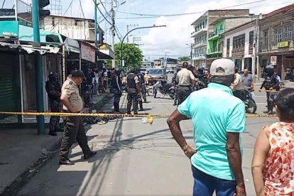 La policía acordonó el lugar donde ocurrieron los crímenes, en pleno centro de Esmeraldas.