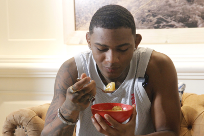 Michael Morales disfrutó de un encebollado junto a EXTRA.