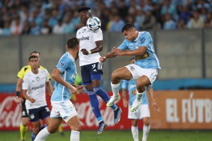AMDEP7255. LIMA (PERÚ), 12/07/2023.- Gianfranco Chávez (d) de Sporting disputa un balón con Miler Bolaños (c) de Emelec hoy, en un partido de la Copa Sudamericana entre Sporting Cristal y Emelec en el estadio Nacional en Lima (Perú). EFE/ Paolo Aguilar