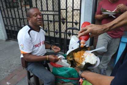 a historia de Hansel Zurita, la voz que despierta el hambre del guayaco.
