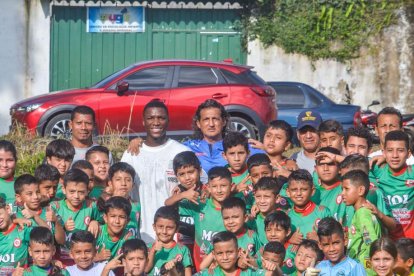 La foto para recordar el paso de Caicedo en su escuela, una tarde que nunca olvidaron los pequeños.