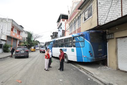 Hasta el cierre de esta edición, los dueños de la casa no permitían que se lleven el bus.