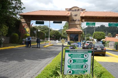 Los guardias reforzaron las medidas de seguridad para el ingreso de visitantes. Por aquí huyeron los delincuentes.