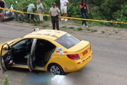 A los ocupantes del taxi les habrían disparado desde otro carro.