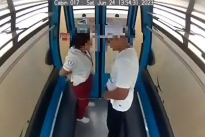 Una pareja fue captada teniendo relaciones sexuales en la Aerovía de Guayaquil.