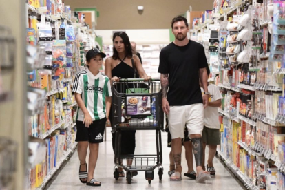 Messi y su familia sorprendieron a los compradores de un supermercado en Miami.