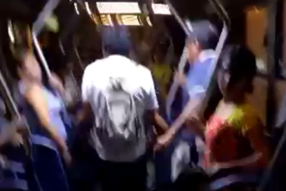 Uno de los heridos fue trasladado en un bus de transporte urbano.