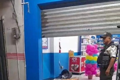 Cinco sujetos desprendieron el cajero de su base y lo embarcaron en una camioneta.