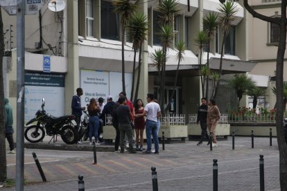 Personas salieron de los edificios tras el movimiento telúrico