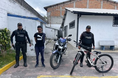 El sospechoso y la evidencia fueron llevados a las dependencias del Distrito de Policía Eloy Alfaro.