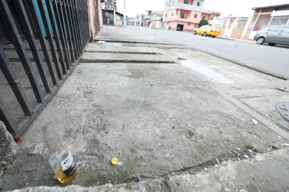 En esta vereda quedaron los cuerpos de dos de las víctimas, la dueña del negocio murió en el hospital