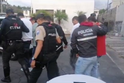 Los detenidos tenían tatuajes con símbolos de la banda delictiva Los Lobos. Uno de ellos tiene historial delictivo.