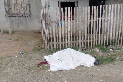 El cuerpo de Aníbal Wifrido Torres Barrera fue cubierto con una sábana blanca.