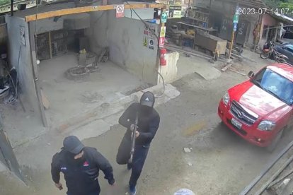 Con las grabaciones, la policía trata de establecer quiénes asaltaron el oro y raptaron al agente.