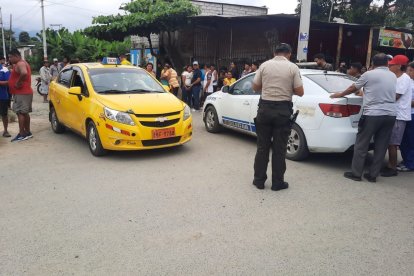 El taxista Stalin Reyes quedó inerte frente al volante del automóvil color amarillo.