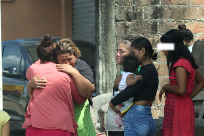 Familiares de Roberto Carlos Vergara Buenaño lloraban desconsolados la forma trágica en que acabaron con su vida