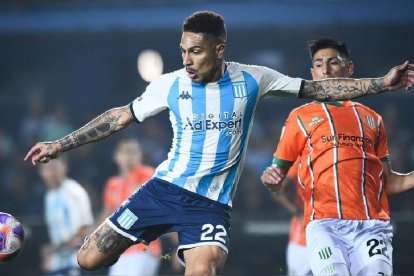 Paolo Guerrero llega con contrato hasta fin de 2023 a los albos que esperan sea su nuevo grito de gol.