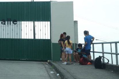 Los exteriores del colegio la mañana de este domingo 16 de julio, un día después de los crímenes.