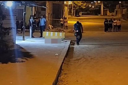 Sobre la acera quedó el cuerpo de la fémina.