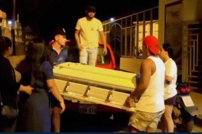 En la noche del sábado trasladaron el ataúd de la niña para el velatorio.