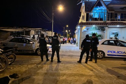 Unos 50 policías daban seguridad en la zona mientras realizaban levantamiento del cadáver y recolectaban indicios.