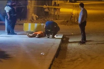 Los agentes encontraron a la víctima en el suelo, fuera del establecimiento.