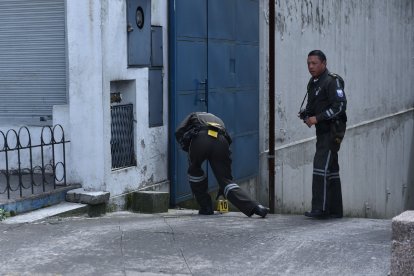 Agentes de Criminalística levantaron indicios cerca de la Unidad de Flagrancia.