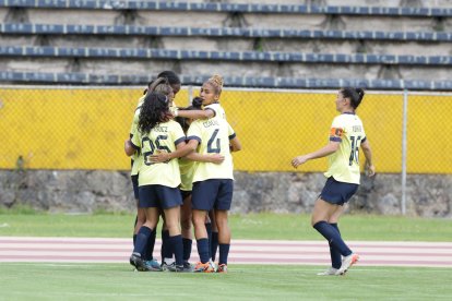 Milagro Barahona es felicitada por sus compañeras tras marcar el gol de la victoria tricolor.