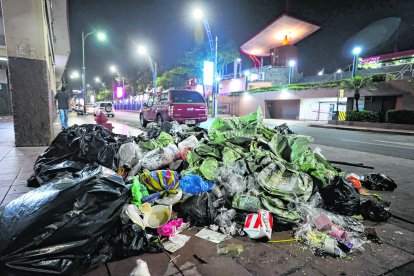 LOS CHAMBEROS ESPARCEN LA BASURA EN LAS CALLES Y ACERAS DE LA BAHÍA DE GUAYAQUIL |
LOS RECICLADORES ROMPEN LAS FUNDAS DE BASURA EN LA BAHIA PERIODISTA: MIGUEL PARRAGA FECHA: 06/09/2022 Agencia (ag-extra)