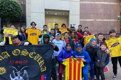 Hinchas de Barcelona respaldaron al equipo en su entrenamiento