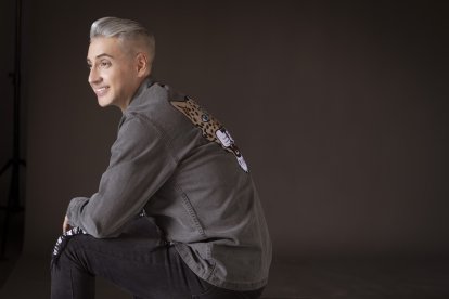 Esteban Vidán conduce el programa Una noche con Vidán, en Telepremier.