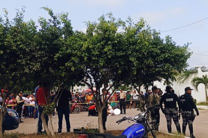 El cuerpo de la víctima quedó tendido sobre la acera