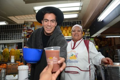 El Champ probó el jugo levantamuertos de Pilar Simbaña, popular juguera del mercado Iñaquito.