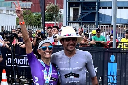 Elizabeth Bravo y Armando Matute festejan tras ganar el IronMan 70.3 en Manta.