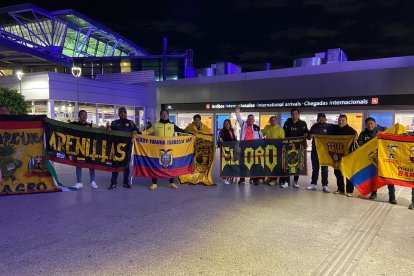 Decenas de hinchas de Barcelona llegaron a Buenos Aires, para el duelo ante Estudiantes de La Plata.