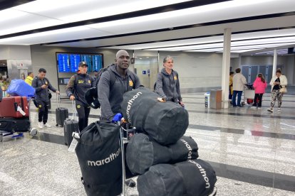 Segundo Castillo llegó a Buenos Aires vistiendo un look más deportivo.