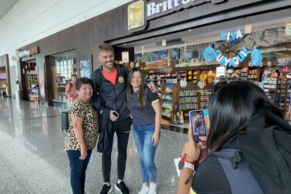 Antes de la salida del aeropuerto de Guayaquil, Javier Burrai fue el más solicitado para las fotos.