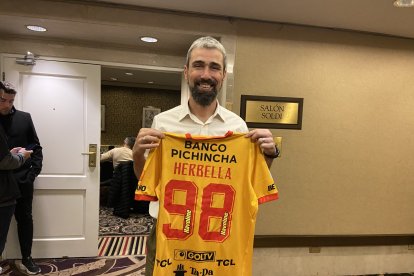 El argentino Juan Manuel Herbella recibió una camiseta de Barcelona, elenco en el que jugó en 2005.