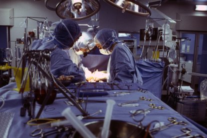 Los médicos sacaron ‘tremendo’ gusano del ojo del paciente.