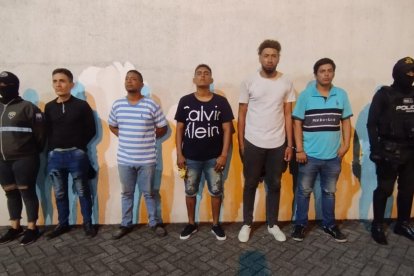 Los individuos fueron detenidos durante un allanamiento ejecutado en el norte de Guayaquil.