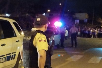 Bajo un estricto control policial se sepultó a una de las personas que fueron acribilladas en Chanduy.