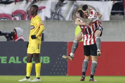 Jorge Rodríguez (abajo) y Leonardo Godoy de Estudiantes celebran gol de Mauro Méndez hoy, a un partido de la Copa Sudamericana entre Estudiantes y Barcelona SC en el estadio Jorge Luis Hirschi en La Plata (Argentina).