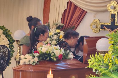 Doña Ciro Valencia llora desconsoladamente tras ver a su hijo en el ataúd, durante el velatorio que se realiza en Quinindé.